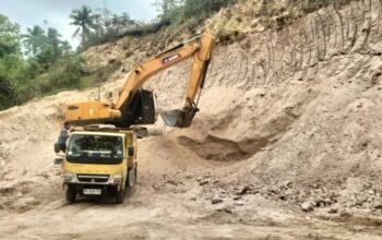 Aktivitas pengangkutan material yang diduga mengandung silika di Kecamatan Kaidipang, Bolmut, menjadi perhatian warga. Material disebut dikirim ke kawasan industri semen/Hibata.id