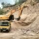 Aktivitas pengangkutan material yang diduga mengandung silika di Kecamatan Kaidipang, Bolmut, menjadi perhatian warga. Material disebut dikirim ke kawasan industri semen/Hibata.id