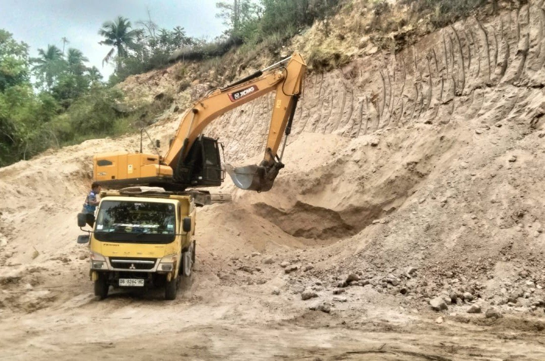 Aktivitas pengangkutan material yang diduga mengandung silika di Kecamatan Kaidipang, Bolmut, menjadi perhatian warga. Material disebut dikirim ke kawasan industri semen/Hibata.id