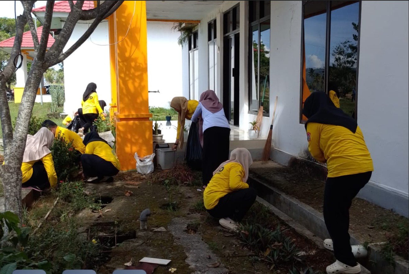RSUD ZUS Gorontalo Utara menggelar penanaman pohon dan aksi bersih lingkungan sebagai dukungan terhadap program Agro Mopomulo untuk menciptakan kawasan rumah sakit yang hijau, sehat, dan nyaman/Hibata.id
