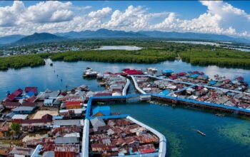 Kampung Torosiaje di Pohuwato, Gorontalo menawarkan pengalaman wisata unik di kampung terapung Suku Bajo dengan panorama laut, mangrove, dan penginapan terjangkau. (Foto: Arfandi/Hibata.id)