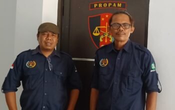 Ramdan didampingi Ketua Dewan Kehormatan Persatuan Wartawan Indonesia (PWI) Sulawesi Utara, Satrin Lasama saat melapor/Hibata.id
