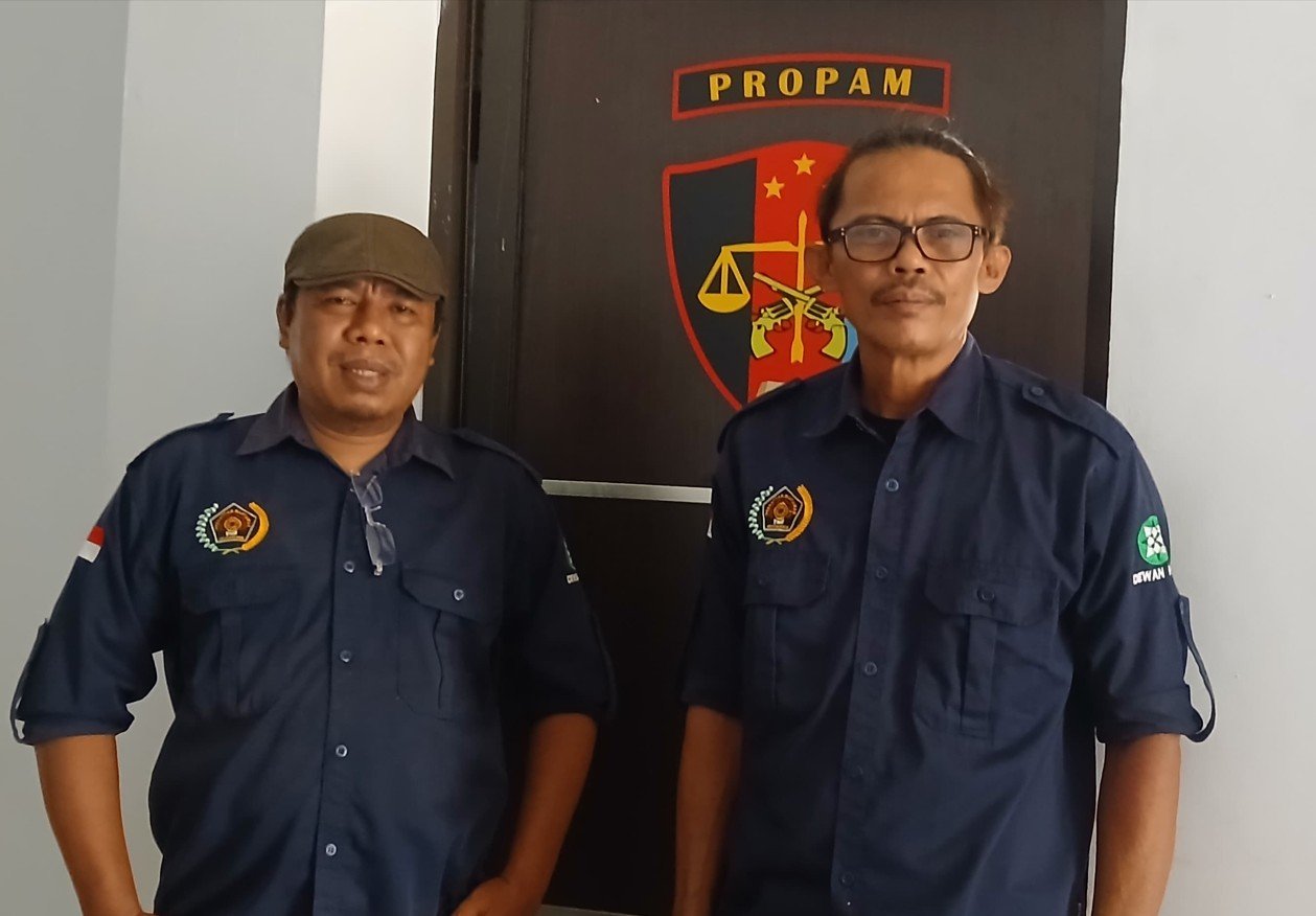 Ramdan didampingi Ketua Dewan Kehormatan Persatuan Wartawan Indonesia (PWI) Sulawesi Utara, Satrin Lasama saat melapor/Hibata.id