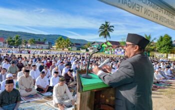 Bupati Buton Tengah Dr. Azhari saat memberikan arahan usai Shalat Iduladha 1447 Hijriah/Hibata.id