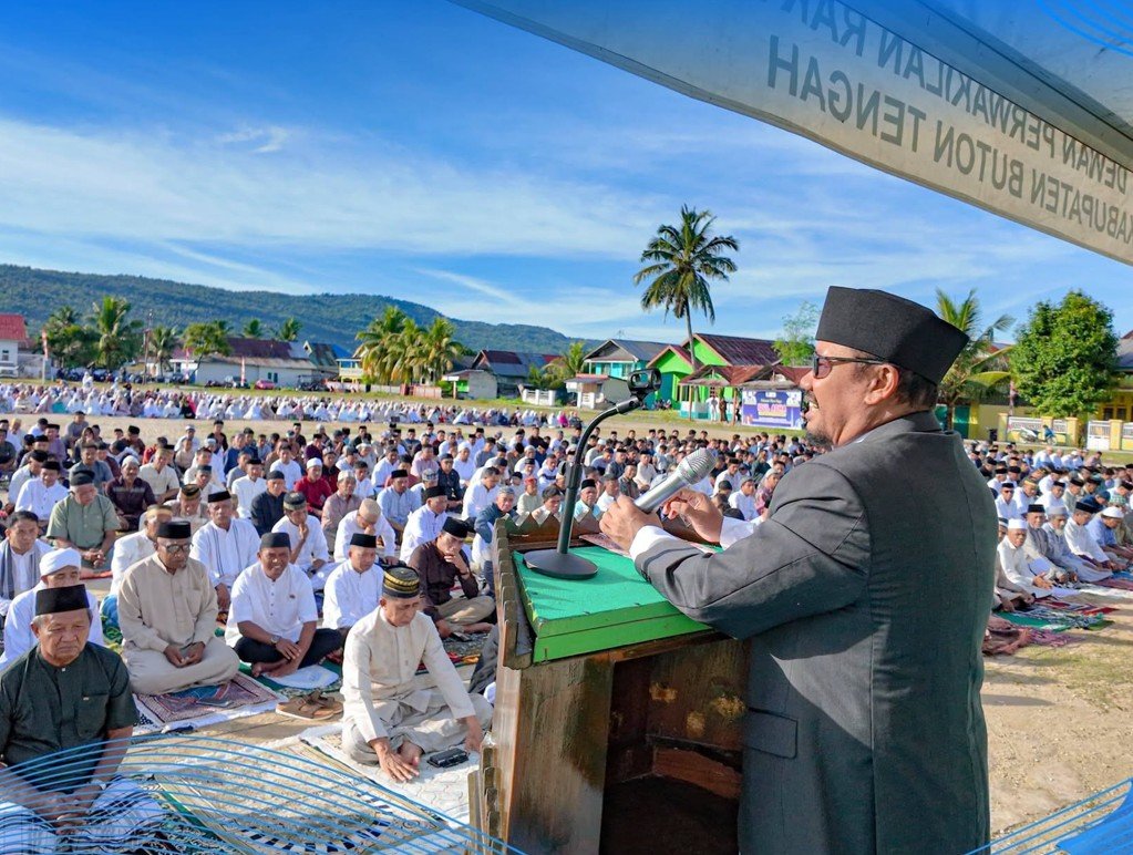 Bupati Buton Tengah Dr. Azhari saat memberikan arahan usai Shalat Iduladha 1447 Hijriah/Hibata.id