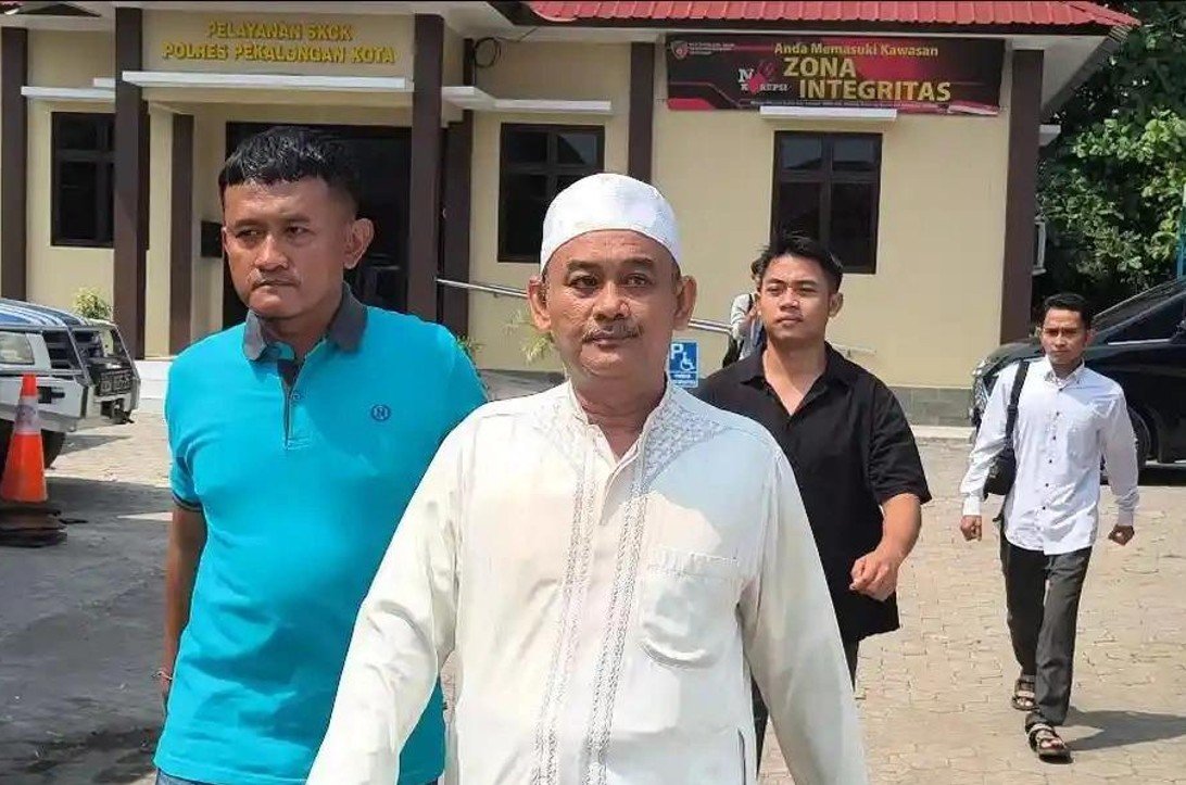 Polisi mengamankan pengasuh pondok pesantren di Pekalongan (Kemeja Putih) terkait dugaan kekerasan seksual terhadap santriwati/Hibata.id