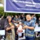 Act. Executive Assistant Manager ASTON Gorontalo, Rahmad Hidayat Latif saat menyerahkan daging kurban kepada masyarakat dalam kegiatan Iduladha 1447 Hijriah di ASTON Gorontalo Hotel & Convention Center, Kamis (28/5/2026)/Hibata.id
