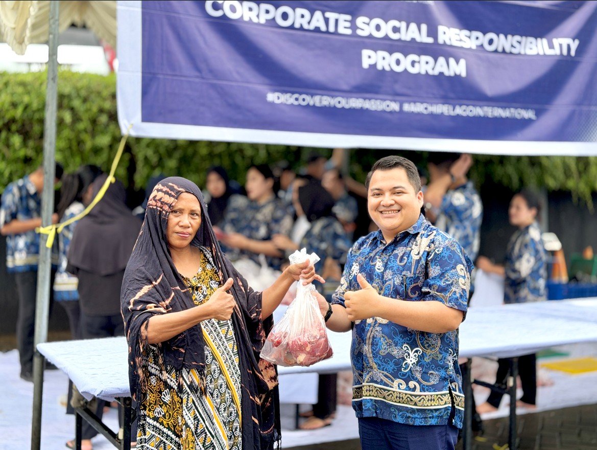 Act. Executive Assistant Manager ASTON Gorontalo, Rahmad Hidayat Latif saat menyerahkan daging kurban kepada masyarakat dalam kegiatan Iduladha 1447 Hijriah di ASTON Gorontalo Hotel & Convention Center, Kamis (28/5/2026)/Hibata.id