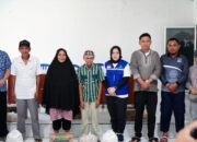 Pemerintah Kota Gorontalo saat memberikan bantuan kepada 40 kepala keluarga (KK) di Kelurahan Dembe I, Kecamatan Kota Barat. (Foto: Humas Pemkot Gorontalo)