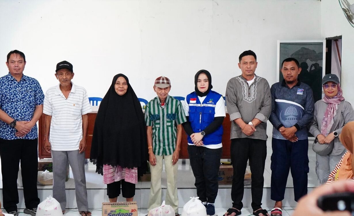 Pemerintah Kota Gorontalo saat memberikan bantuan kepada 40 kepala keluarga (KK) di Kelurahan Dembe I, Kecamatan Kota Barat. (Foto: Humas Pemkot Gorontalo)