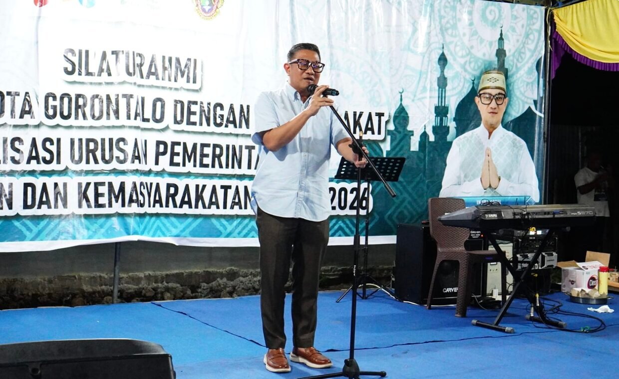 Wakil Wali Kota Gorontalo, Indra Gobel saat memberikan sambutan di agenda silaturahmi Pemerintah Kota Gorontalo dengan warga kembali digelar. Kali ini berlangsung di Kelurahan Tomulabutao, Kecamatan Dungingi, Jumat, 1 Mei 2026. (Foto: Humas Pemkot Gorontalo)