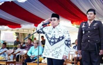 Wali Kota Gorontalo, Adhan Dambea, memimpin upacara peringatan Hari Pendidikan Nasional 2026 di Lapangan Taruna Remaja, Sabtu, 2 Mei 2026. (Foto: Humas Pemkot Gorontalo)