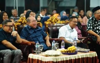 Wali Kota Gorontalo, Adhan Dambea dan Wakil Wali Kota, Indra Gobel, di hadapan masyarakat yang berkumpul di kawasan Taman Kren Moodu. (Foto: Humas Pemkot Gorontalo)
