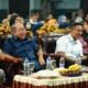 Wali Kota Gorontalo, Adhan Dambea dan Wakil Wali Kota, Indra Gobel, di hadapan masyarakat yang berkumpul di kawasan Taman Kren Moodu. (Foto: Humas Pemkot Gorontalo)