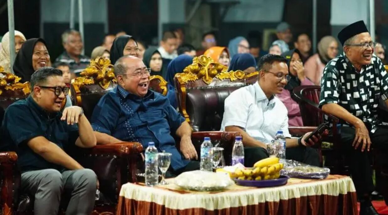 Wali Kota Gorontalo, Adhan Dambea dan Wakil Wali Kota, Indra Gobel, di hadapan masyarakat yang berkumpul di kawasan Taman Kren Moodu. (Foto: Humas Pemkot Gorontalo)