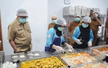 Wakil Wali Kota Gorontalo, Indra Gobel, melakukan inspeksi mendadak (sidak) ke tiga dapur program Makan Bergizi Gratis (MBG) pada Senin, 4 Mei 2026, sejak pukul 05.58 Wita. (Foto: Humas Pemkot Gorontalo)
