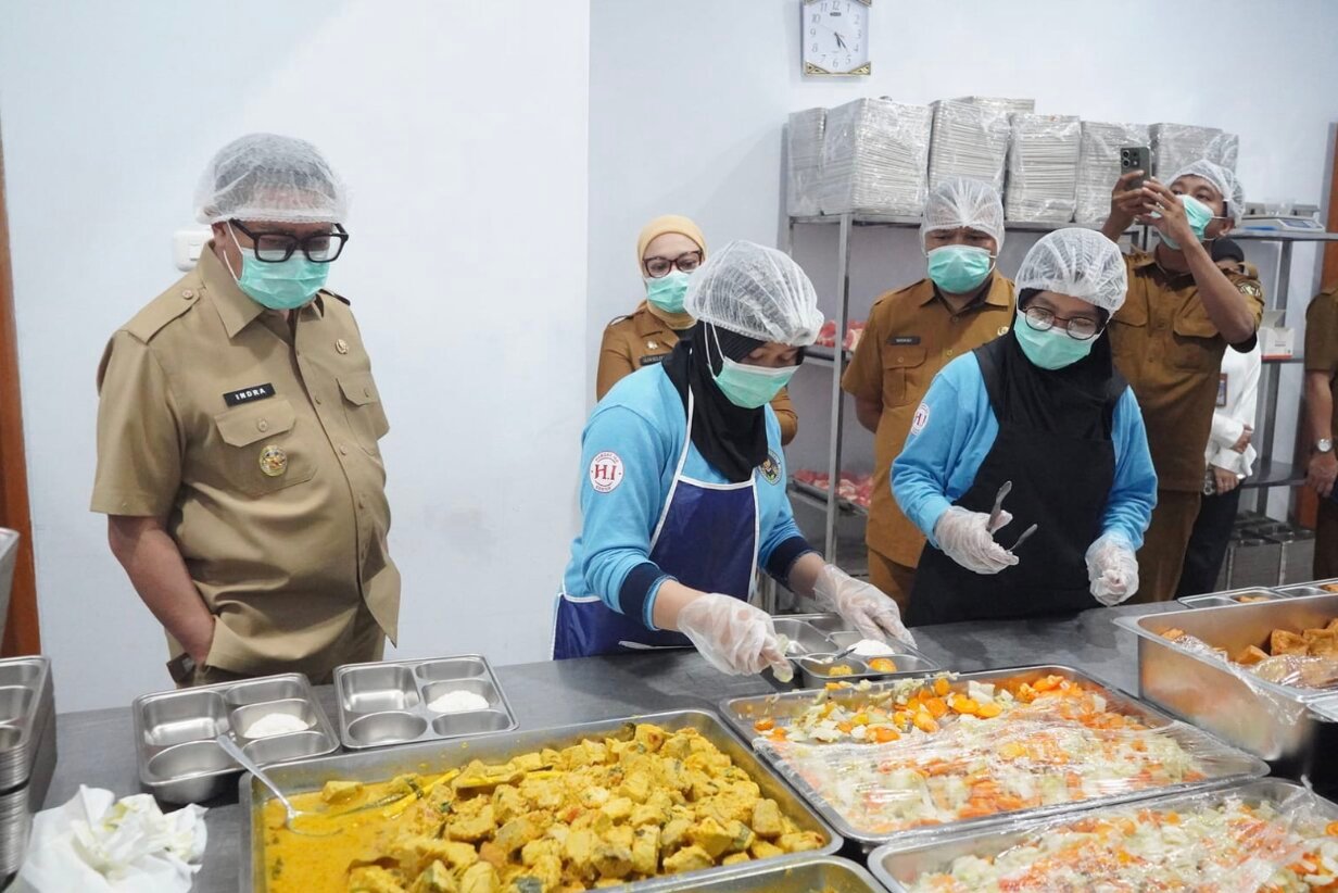 Wakil Wali Kota Gorontalo, Indra Gobel, melakukan inspeksi mendadak (sidak) ke tiga dapur program Makan Bergizi Gratis (MBG) pada Senin, 4 Mei 2026, sejak pukul 05.58 Wita. (Foto: Humas Pemkot Gorontalo)