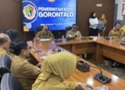 Wali Kota Gorontalo, Adhan Dambea saat memberikan arahkan di rapat koordinasi bersama pimpinan organisasi perangkat daerah (OPD) di Ruang Pola Kantor Wali Kota, Senin, 4 Mei 2026. (Foto: Humas Pemkot Gorontalo)