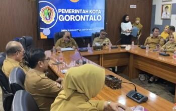 Wali Kota Gorontalo, Adhan Dambea saat memberikan arahkan di rapat koordinasi bersama pimpinan organisasi perangkat daerah (OPD) di Ruang Pola Kantor Wali Kota, Senin, 4 Mei 2026. (Foto: Humas Pemkot Gorontalo)