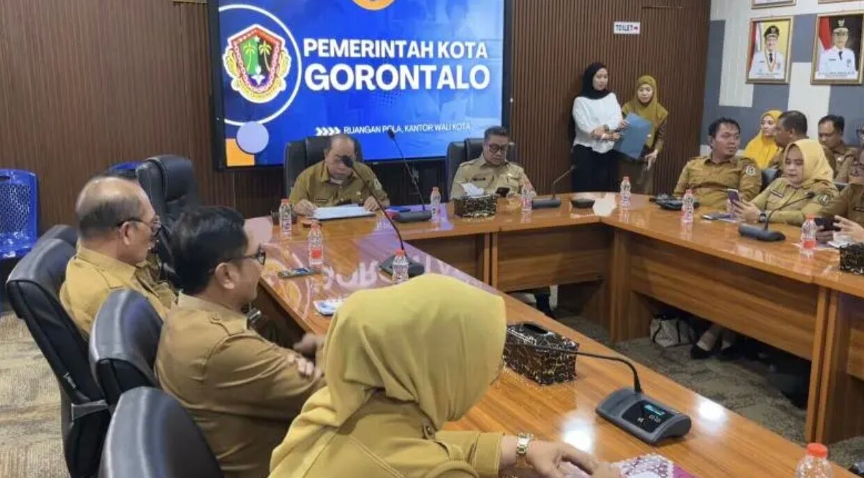 Wali Kota Gorontalo, Adhan Dambea saat memberikan arahkan di rapat koordinasi bersama pimpinan organisasi perangkat daerah (OPD) di Ruang Pola Kantor Wali Kota, Senin, 4 Mei 2026. (Foto: Humas Pemkot Gorontalo)