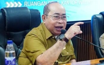 Wali Kota Gorontalo, Adhan Dambea saat memberikan arahan di rapat koordinasi bersama OPD se-Kota Gorontalo, Senin, 4 Mei 2026. (Foto: Humas Pemkot Gorontalo)