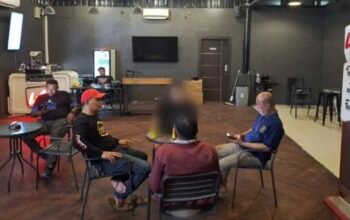 Satuan Polisi Pamong Praja (Satpol PP) Kota Gorontalo bergerak cepat menindaklanjuti laporan adanya minuman keras (miras) di Sky Biliard. (Foto: Istw)
