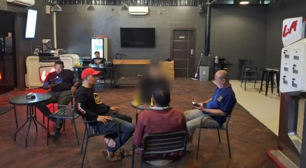 Satuan Polisi Pamong Praja (Satpol PP) Kota Gorontalo bergerak cepat menindaklanjuti laporan adanya minuman keras (miras) di Sky Biliard. (Foto: Istw)