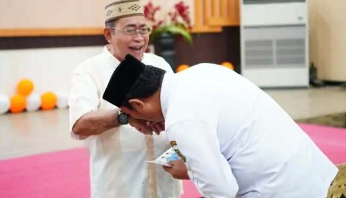 Lepas JCH Korpri Kota Gorontalo, Adhan Dambea Beri Uang Saku Riyal tiap Jemaah