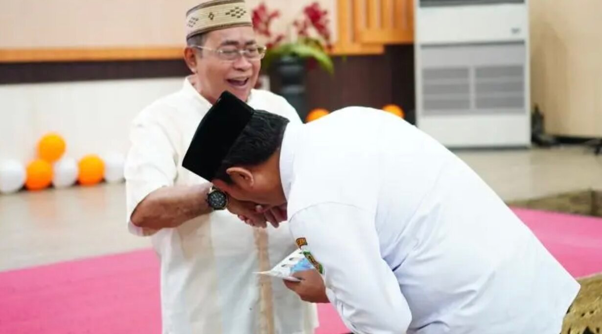 Wali Kota Gorontalo, Adhan Dambea, secara resmi melepas Jemaah Calon Haji (JCH) Korps Pegawai Republik Indonesia (Korpri) Kota Gorontalo untuk menunaikan ibadah haji 1447 Hijriah/2026. (Foto: Humas Pemkot Gorontalo)