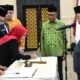 Wali Kota Gorontalo Adhan Dambea saat melakukan pelantikan dan pengambilan sumpah jabatan kepada 43 pejabat yang terdiri dari Pejabat Administrator dan Kepala Sekolah resmi dilantik pada Jumat (8/5/2026) di Bandhayo Lo Yiladia. (Foto: Humas Pemkot Gorontalo)