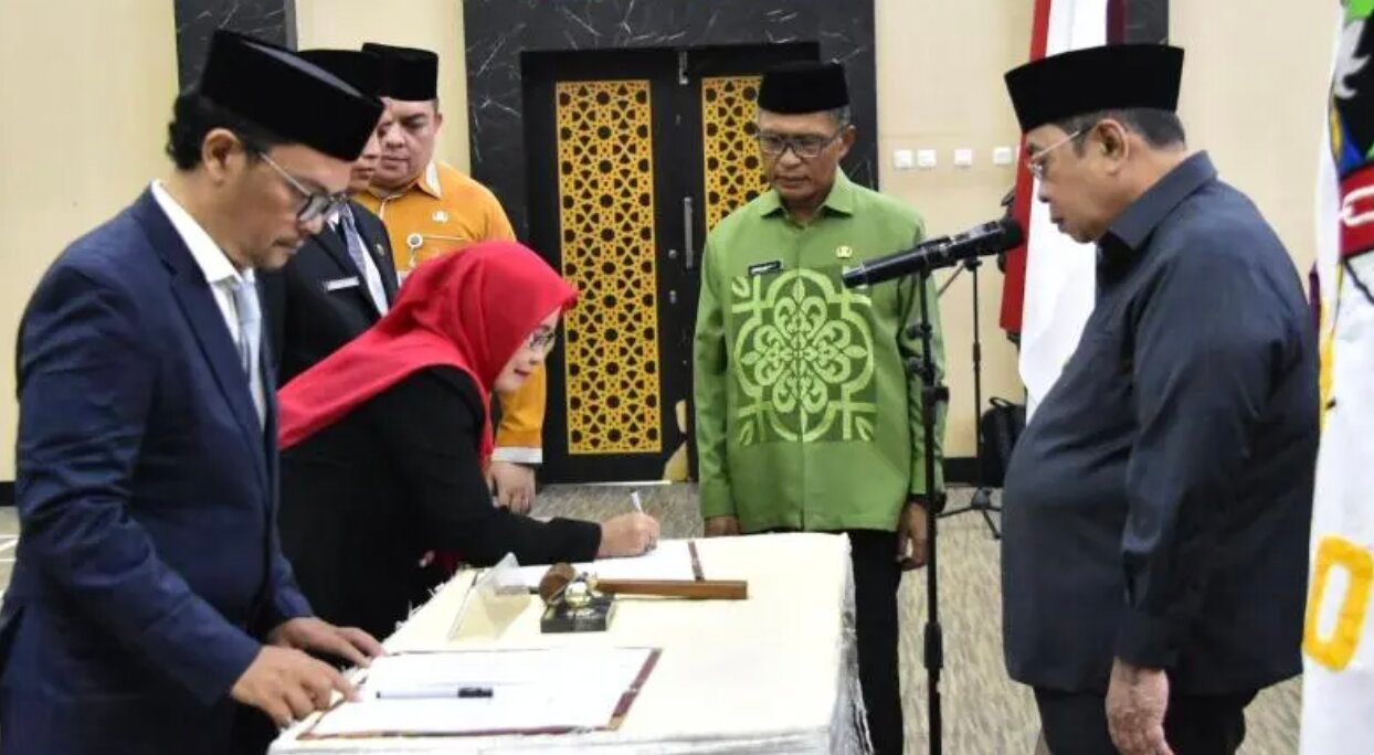 Wali Kota Gorontalo Adhan Dambea saat melakukan pelantikan dan pengambilan sumpah jabatan kepada 43 pejabat yang terdiri dari Pejabat Administrator dan Kepala Sekolah resmi dilantik pada Jumat (8/5/2026) di Bandhayo Lo Yiladia. (Foto: Humas Pemkot Gorontalo)