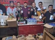 Satuan Polisi Pamong Praja (Satpol PP) Kota Gorontalo saat menyita ratusan botol minuman keras (Miras) dari sejumlah lokasi di enam kecamatan. (Foto: Humas Pemkot Gorontalo)