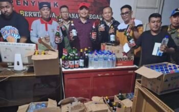 Satuan Polisi Pamong Praja (Satpol PP) Kota Gorontalo saat menyita ratusan botol minuman keras (Miras) dari sejumlah lokasi di enam kecamatan. (Foto: Humas Pemkot Gorontalo)