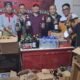 Satuan Polisi Pamong Praja (Satpol PP) Kota Gorontalo saat menyita ratusan botol minuman keras (Miras) dari sejumlah lokasi di enam kecamatan. (Foto: Humas Pemkot Gorontalo)