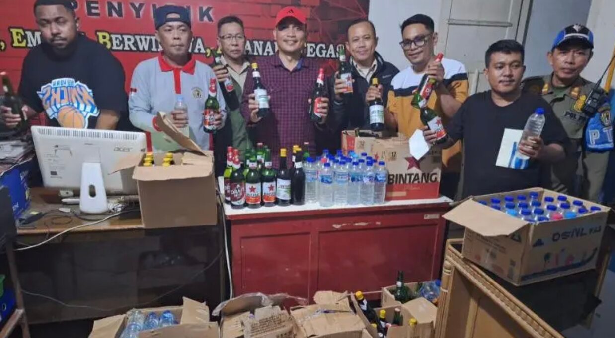 Satuan Polisi Pamong Praja (Satpol PP) Kota Gorontalo saat menyita ratusan botol minuman keras (Miras) dari sejumlah lokasi di enam kecamatan. (Foto: Humas Pemkot Gorontalo)