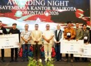 Wakil Wali Kota Gorontalo, Indra Gobel usai memberikan hadiah kepada pemenang pertama dan berhak membawa pulang sebesar Rp150 juta. (Foto: Humas Pemkot Gorontalo)