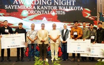 Wakil Wali Kota Gorontalo, Indra Gobel usai memberikan hadiah kepada pemenang pertama dan berhak membawa pulang sebesar Rp150 juta. (Foto: Humas Pemkot Gorontalo)