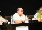Wali Kota Gorontalo Adhan Dambea meluapkan kemarahan kepada jajaran pimpinan organisasi perangkat daerah (OPD), camat, hingga lurah dalam rapat koordinasi dan evaluasi (Rakorev) Pemerintah Kota Gorontalo, Ahad (17/5/2026). (Foto: Humas Pemkot Gorontalo)
