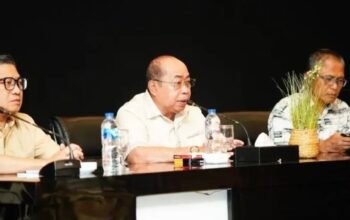 Wali Kota Gorontalo Adhan Dambea meluapkan kemarahan kepada jajaran pimpinan organisasi perangkat daerah (OPD), camat, hingga lurah dalam rapat koordinasi dan evaluasi (Rakorev) Pemerintah Kota Gorontalo, Ahad (17/5/2026). (Foto: Humas Pemkot Gorontalo)