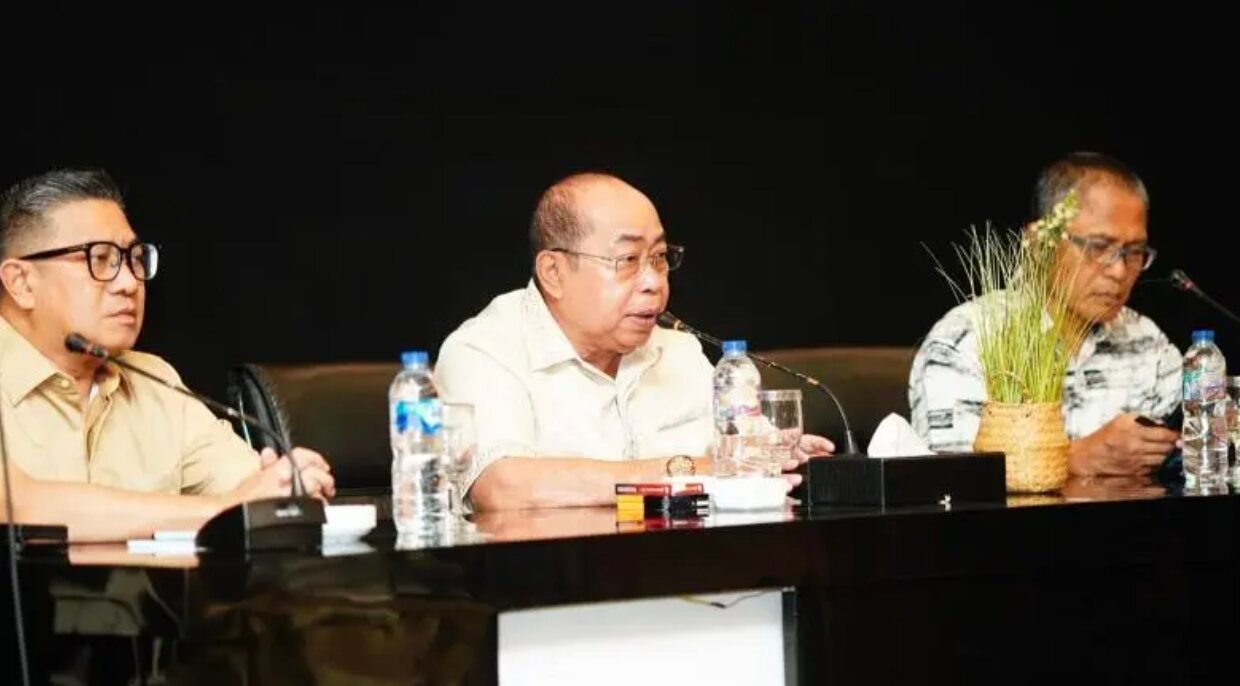 Wali Kota Gorontalo Adhan Dambea meluapkan kemarahan kepada jajaran pimpinan organisasi perangkat daerah (OPD), camat, hingga lurah dalam rapat koordinasi dan evaluasi (Rakorev) Pemerintah Kota Gorontalo, Ahad (17/5/2026). (Foto: Humas Pemkot Gorontalo)