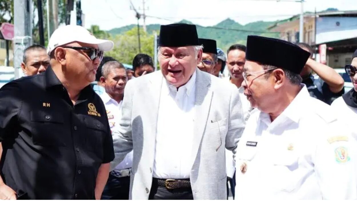 Wali Kota Gorontalo, Adhan Dambea bersama sejumlah tokok usai menganti secara resmi 3 nama jalan di Kota Gorontalo di momentum Hari Kebangkitan Nasional (Harkitnas) ke-118. (Foto: Humas Pemkot Gorontalo)