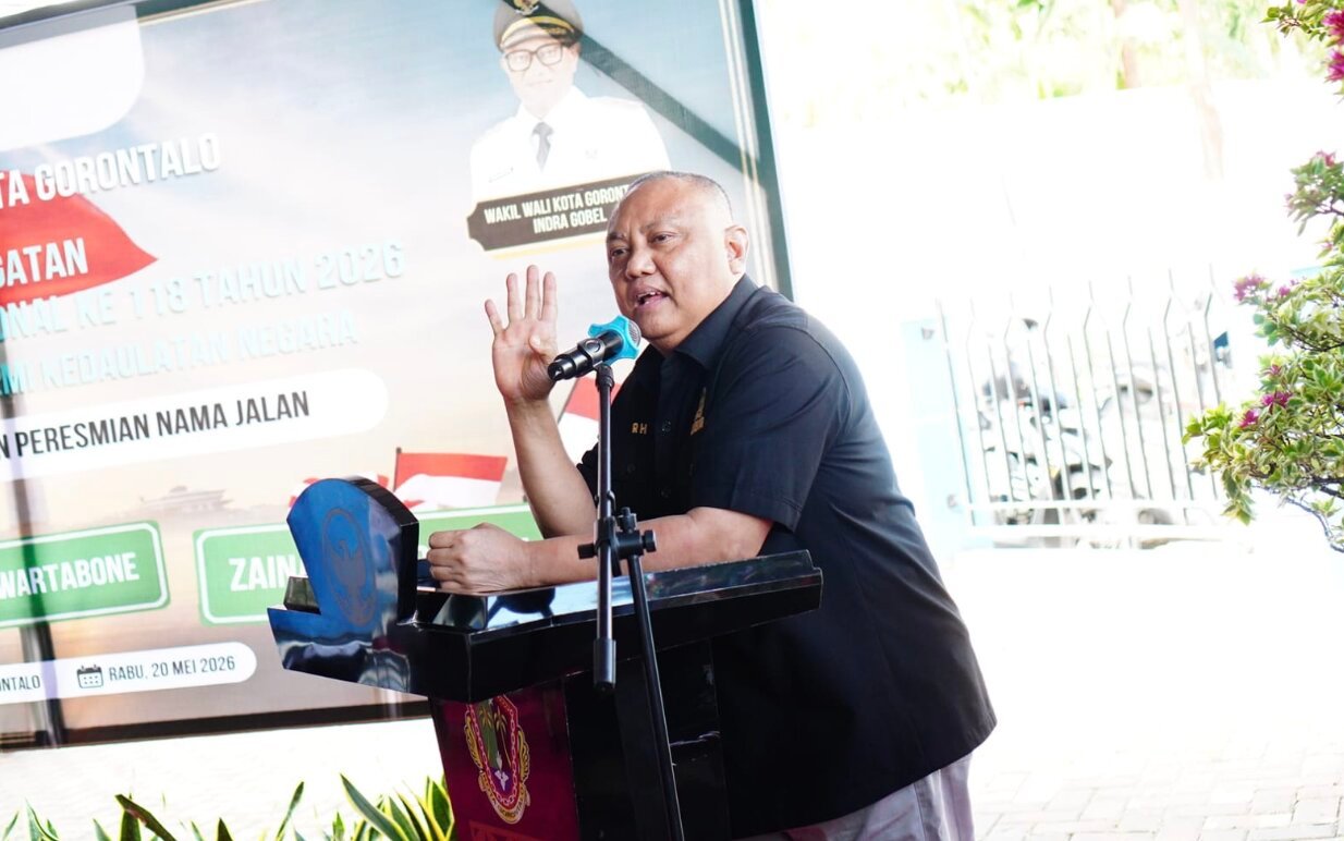 Mantan Gubernur Rusli Habibie saat memberikan sambutan di momentum peresmian penggantian nama tiga ruas jalan oleh Pemerintah Kota Gorontalo, Rabu (20/05/2026). (Foto: Humas Pemkot Gorontalo)