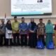 Badan Amil Zakat Nasional (BAZNAS Kota Gorontalo) saat menyalurkan bantuan bagi masyarakat melalui program pemberdayaan ekonomi dan bantuan kemanusiaan dengan total nilai mencapai Rp301 juta. (Foto: Humas Pemkot Gorontalo)