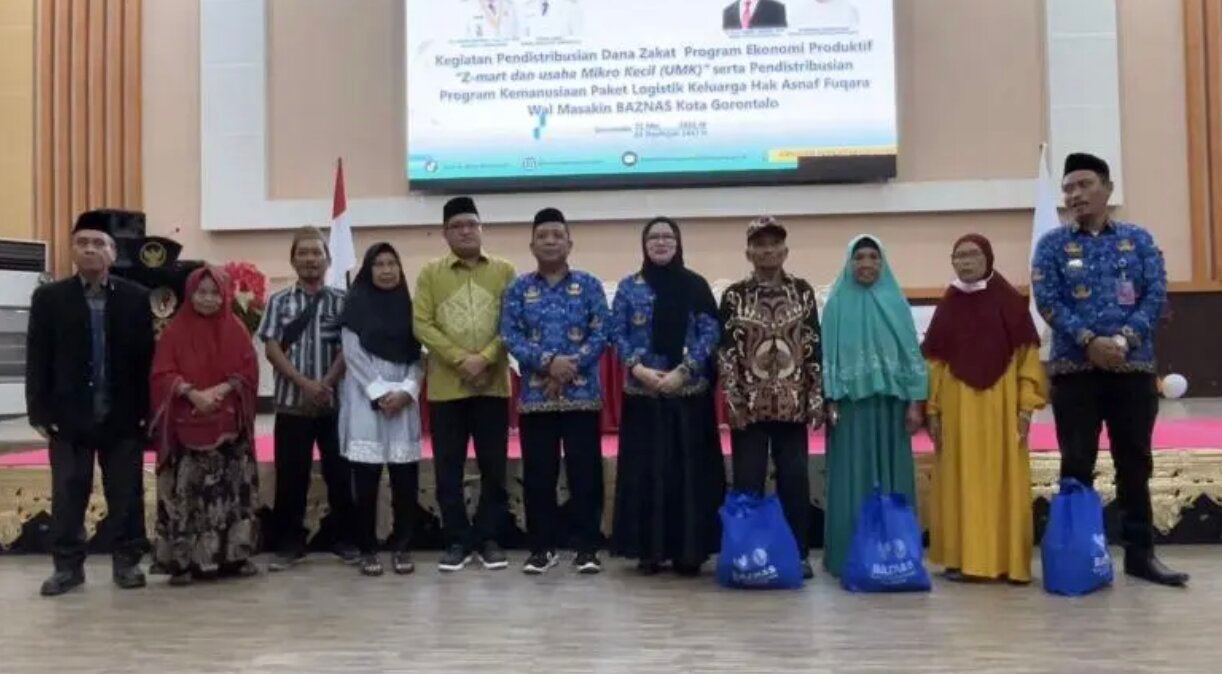 Badan Amil Zakat Nasional (BAZNAS Kota Gorontalo) saat menyalurkan bantuan bagi masyarakat melalui program pemberdayaan ekonomi dan bantuan kemanusiaan dengan total nilai mencapai Rp301 juta. (Foto: Humas Pemkot Gorontalo)