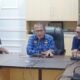 Sekretaris Daerah Kota Gorontalo, Ismail Madjid saat memimpin rapat  Forum Komunikasi dan Kemitraan dengan Pemangku Kepentingan Utama di ruang kerja Sekretaris Daerah Kota Gorontalo, Kamis (21/05/2026). (Foto: Humas Pemkot Gorontalo)