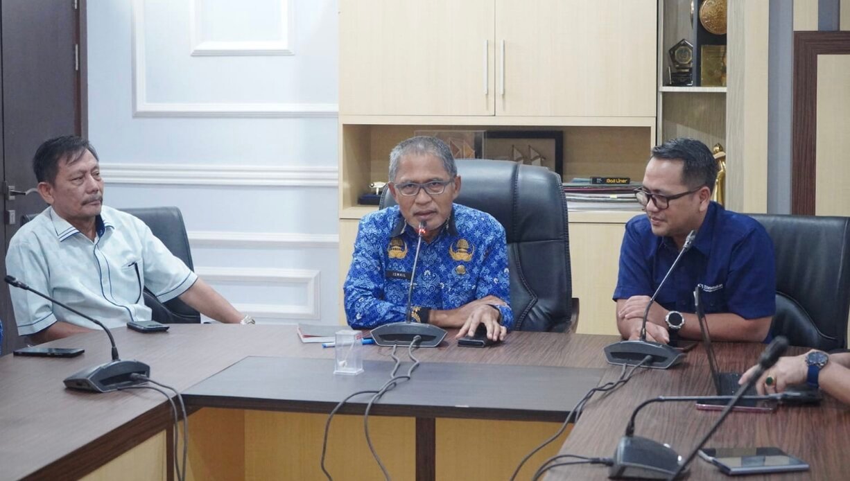 Sekretaris Daerah Kota Gorontalo, Ismail Madjid saat memimpin rapat  Forum Komunikasi dan Kemitraan dengan Pemangku Kepentingan Utama di ruang kerja Sekretaris Daerah Kota Gorontalo, Kamis (21/05/2026). (Foto: Humas Pemkot Gorontalo)