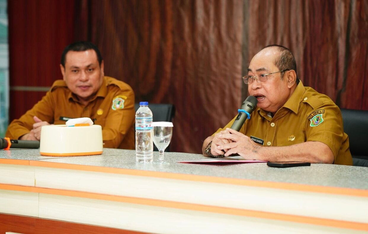 Wali Kota Gorontalo Adhan Dambea saat rapat evaluasi Pemerintah Kota Gorontalo  (Foto: Humas Pemkot Gorontalo)