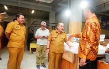 Sidak Pasar Sentral, Adhan Dambea Pastikan Harga Sembako Jelang Iduladha Tetap Stabil