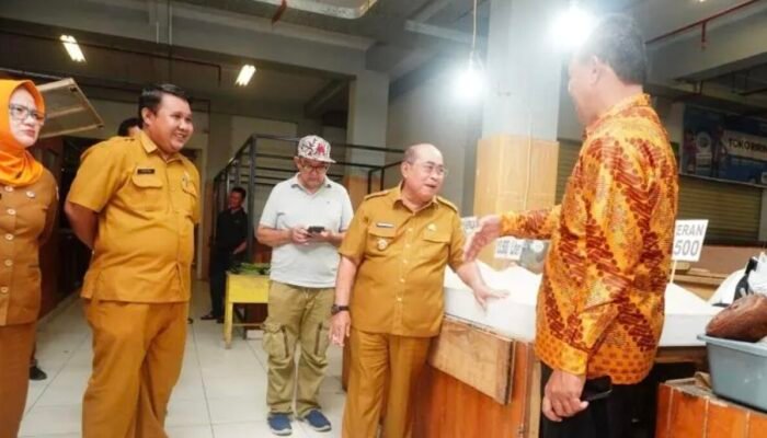 Sidak Pasar Sentral, Adhan Dambea Pastikan Harga Sembako Jelang Iduladha Tetap Stabil