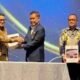 Wakil Wali Kota Gorontalo, Indra Gobel saat menerima opini WTP ke-11 yang berhasil dipertahankan Pemerintah Kota Gorontalo secara berturut-turut. (Foto: Humas Pemkot Gorontalo)